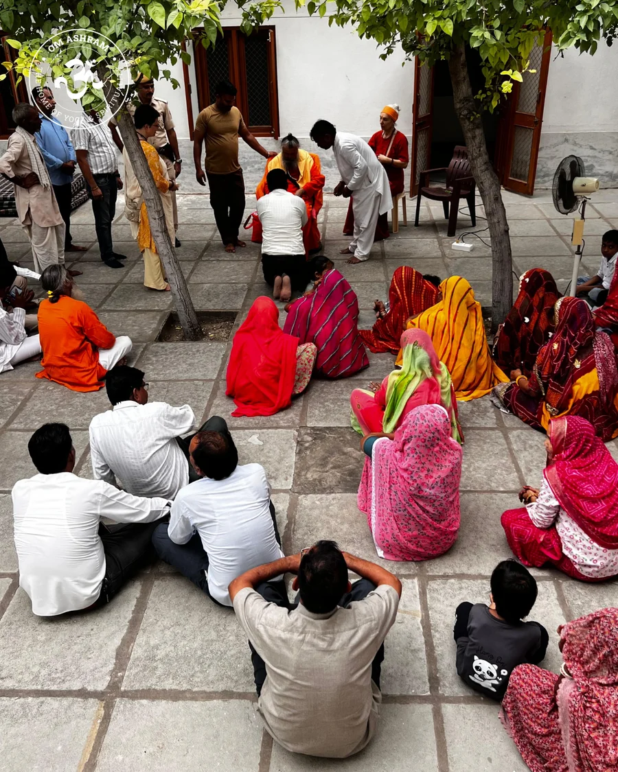 Group sitting arround beloved Gurudev.